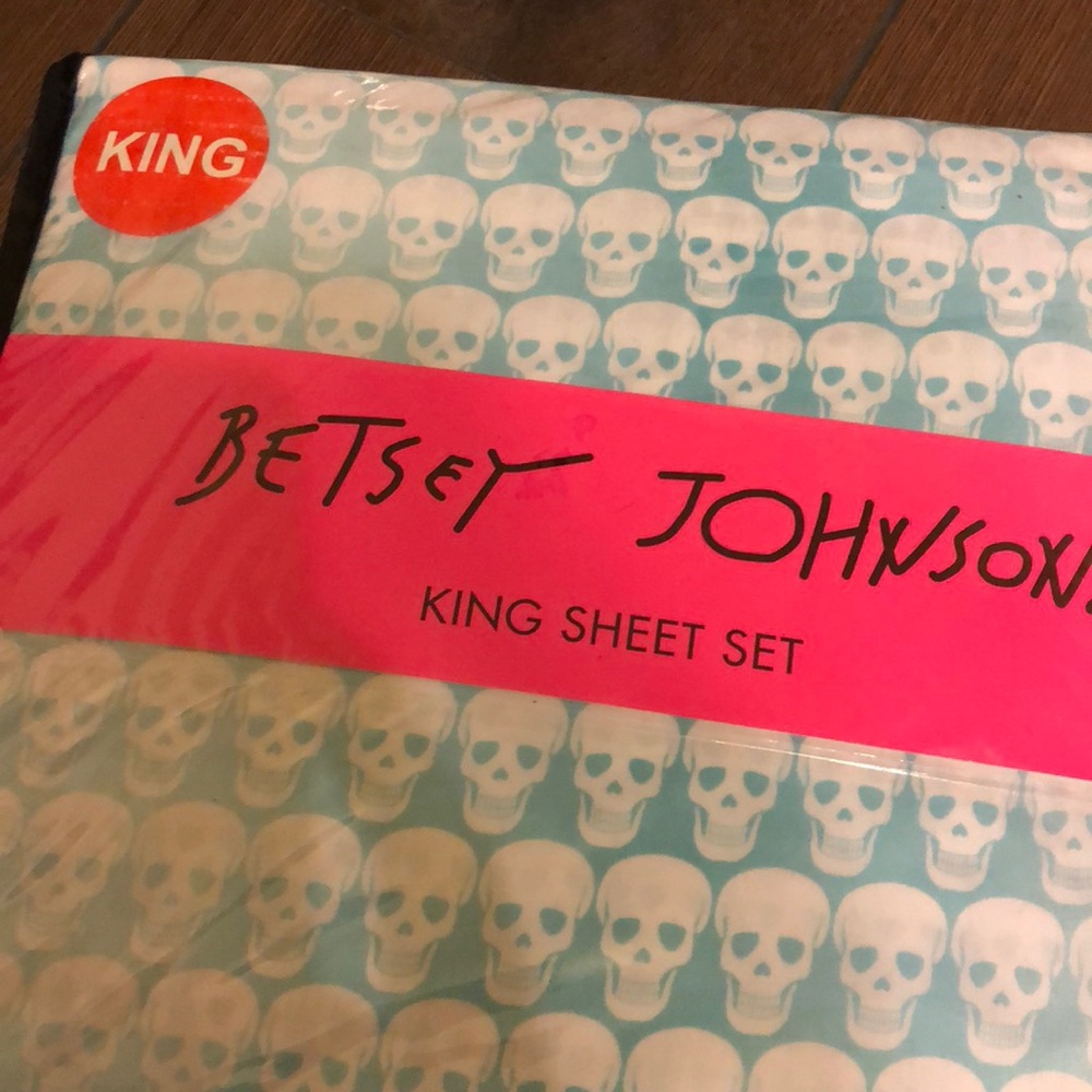 King size Betsey Johnson ombré skull